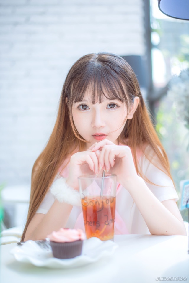 “陈到小儿，东莱太史慈在此！还不快快投降！”江岸之上，一员大将顶盔贯甲，冷笑着看向陈到：“看看这是何人！”